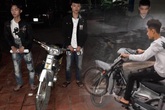 Nhóm thanh niên bốc đầu xe, quay video lại rồi đăng lên mạng xã hội để khoe mẽ Nhóm thanh niên bốc đầu xe, quay video lại rồi đăng lên mạng xã hội để khoe mẽ
