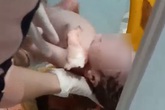 Người mẹ 18 tuổi trần tình lý do đẻ rơi con trong nhà vệ sinh rồi vứt con vào thùng rác Người mẹ 18 tuổi trần tình lý do đẻ rơi con trong nhà vệ sinh rồi vứt con vào thùng rác