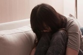 Con ra đời ngày càng chẳng giống bố, nữ giáo viên bị cưỡng hiếp khi vừa mang thai được ít ngày nén nước mắt đi xét nghiệm Con ra đời ngày càng chẳng giống bố, nữ giáo viên bị cưỡng hiếp khi vừa mang thai được ít ngày nén nước mắt đi xét nghiệm