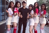 Cuộc sống của chàng trai chạy theo xe buýt Arsenal từng làm dậy sóng người hâm mộ thế giới 7 năm trước bây giờ ra sao? Cuộc sống của chàng trai chạy theo xe buýt Arsenal từng làm dậy sóng người hâm mộ thế giới 7 năm trước bây giờ ra sao?