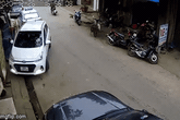 Nữ tài xế lùi ô tô đâm hàng loạt phương tiện trên đường, người dân nháo nhác lao ra trợ giúp Nữ tài xế lùi ô tô đâm hàng loạt phương tiện trên đường, người dân nháo nhác lao ra trợ giúp