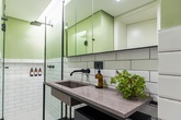 Căn hộ 30 m2 giấu phòng tắm sau tủ quần áo Căn hộ 30 m2 giấu phòng tắm sau tủ quần áo