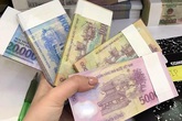 Gần Tết, nhân viên ngân hàng lại 'đau đầu' vì khách VIP, người quen nhờ đổi tiền lẻ Gần Tết, nhân viên ngân hàng lại 'đau đầu' vì khách VIP, người quen nhờ đổi tiền lẻ
