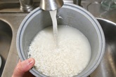 Nấu cơm bằng nước lạnh, thói quen tai hại nhiều người mắc Nấu cơm bằng nước lạnh, thói quen tai hại nhiều người mắc