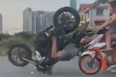 Lên ý tưởng quay video bốc đuôi xe "lấy le" với bạn gái, nam thanh niên ngã lộn vòng lấy mặt "tiếp đất" Lên ý tưởng quay video bốc đuôi xe "lấy le" với bạn gái, nam thanh niên ngã lộn vòng lấy mặt "tiếp đất"