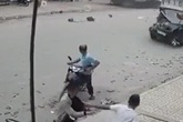 Đang đứng trên vỉa hè thì chiếc xe tải chở ga lao tới, các "tiểu thương" bỏ cả xe tháo chạy Đang đứng trên vỉa hè thì chiếc xe tải chở ga lao tới, các "tiểu thương" bỏ cả xe tháo chạy