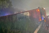 Xe giường nằm lật trên cao tốc, 10 người bị kẹt Xe giường nằm lật trên cao tốc, 10 người bị kẹt