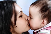 Không chỉ lây COVID- 19, những căn bệnh nguy hiểm có thể cướp đi sự sống của trẻ từ nụ hôn không thể ngờ Không chỉ lây COVID- 19, những căn bệnh nguy hiểm có thể cướp đi sự sống của trẻ từ nụ hôn không thể ngờ