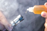 Những tác hại kinh khủng của thuốc lá điện tử: Chồng hút, vợ nghiện Những tác hại kinh khủng của thuốc lá điện tử: Chồng hút, vợ nghiện