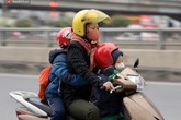 Hà Nội: Ùn tắc từ sáng sớm, nhiều em nhỏ mặc áo ấm vẫn còn ngái ngủ khi đến trường Hà Nội: Ùn tắc từ sáng sớm, nhiều em nhỏ mặc áo ấm vẫn còn ngái ngủ khi đến trường