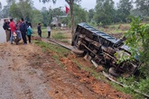Hà Tĩnh: Mất lái, xe tải đâm lan can lật ngửa bên đường Hà Tĩnh: Mất lái, xe tải đâm lan can lật ngửa bên đường