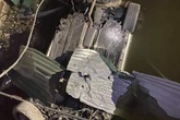 Xe Mercedes "phơi bụng" dưới kênh, tài xế tử vong Xe Mercedes "phơi bụng" dưới kênh, tài xế tử vong