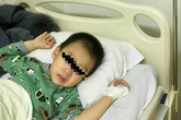 Hải Phòng: Uống nhầm dầu hỏa, bé trai 3 tuổi nhập viện cấp cứu Hải Phòng: Uống nhầm dầu hỏa, bé trai 3 tuổi nhập viện cấp cứu