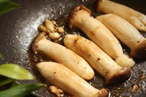 Mách chị em cách chế biến một loại nấm: Buồn miệng thì có thể ăn vặt, đói bụng thì ăn cùng với cơm, kiểu gì cũng ngon "bá cháy"! Mách chị em cách chế biến một loại nấm: Buồn miệng thì có thể ăn vặt, đói bụng thì ăn cùng với cơm, kiểu gì cũng ngon "bá cháy"!