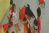 Cô giáo mầm non đánh, xách tay trẻ kéo vào góc khuất camera Cô giáo mầm non đánh, xách tay trẻ kéo vào góc khuất camera