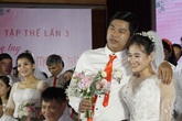 Nghẹn ngào hạnh phúc sau hơn 10 năm sống chung mới được làm đám cưới Nghẹn ngào hạnh phúc sau hơn 10 năm sống chung mới được làm đám cưới