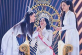 Khoảnh khắc Đỗ Thị Hà đăng quang, Tiểu Vy đã ghé sát tai nói câu gì? Khoảnh khắc Đỗ Thị Hà đăng quang, Tiểu Vy đã ghé sát tai nói câu gì?