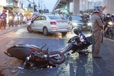 Ôtô tông nhiều xe máy ở TP.HCM Ôtô tông nhiều xe máy ở TP.HCM