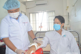 Tai nạn kinh hoàng: Dùng cưa máy tỉa cây, người đàn ông bị "cắt" gần đứt lìa tay chân Tai nạn kinh hoàng: Dùng cưa máy tỉa cây, người đàn ông bị "cắt" gần đứt lìa tay chân