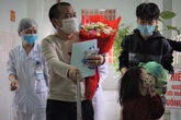 Sự vui mừng, phấn khởi của những người được xuất viện vì âm tính với nCoV Sự vui mừng, phấn khởi của những người được xuất viện vì âm tính với nCoV