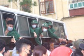 Hình ảnh xúc động tiễn tân binh lên đường nhập ngũ ở Hải Dương Hình ảnh xúc động tiễn tân binh lên đường nhập ngũ ở Hải Dương