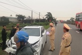 Nữ giáo viên tử vong khi xe máy bị ôtô con kéo lê 300 m Nữ giáo viên tử vong khi xe máy bị ôtô con kéo lê 300 m