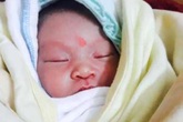 Xót xa bé gái sơ sinh bị bỏ rơi trong đêm cùng lá thư nhờ người nuôi giúp Xót xa bé gái sơ sinh bị bỏ rơi trong đêm cùng lá thư nhờ người nuôi giúp