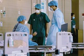 Chia sẻ nao lòng của những bác sỹ trực diện ngày đêm với COVID-19 Chia sẻ nao lòng của những bác sỹ trực diện ngày đêm với COVID-19