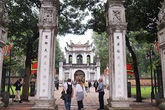 Chủ yếu khách Tây ghé thăm Văn Miếu và đền chùa Hà Nội trong ngày mở cửa trở lại Chủ yếu khách Tây ghé thăm Văn Miếu và đền chùa Hà Nội trong ngày mở cửa trở lại