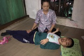 Bố mất, mẹ đi lấy chồng xa, con trai tật nguyền sống lắt lay cùng ông bà nội bệnh tật Bố mất, mẹ đi lấy chồng xa, con trai tật nguyền sống lắt lay cùng ông bà nội bệnh tật