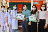 Vinamilk tiếp sức cho cán bộ y tế tuyến đầu trên mặt trận chống dịch COVID-19 Vinamilk tiếp sức cho cán bộ y tế tuyến đầu trên mặt trận chống dịch COVID-19