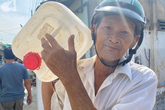 Khổ như người miền Tây mùa hạn mặn: Súc miệng không cần kem vì xung quanh toàn… “nước muối”, mỏi mòn chờ trời làm mưa Khổ như người miền Tây mùa hạn mặn: Súc miệng không cần kem vì xung quanh toàn… “nước muối”, mỏi mòn chờ trời làm mưa