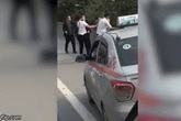 Hà Nội: Hành khách cùng tài xế taxi đánh nhau chảy máu đầu trên đường vành đai 3 Hà Nội: Hành khách cùng tài xế taxi đánh nhau chảy máu đầu trên đường vành đai 3