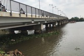 Thi thể nữ giới mặc đồ phật tử nổi trên sông Sài Gòn Thi thể nữ giới mặc đồ phật tử nổi trên sông Sài Gòn
