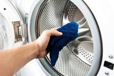 Không cần mất tiền mời thợ, chỉ với mấy mẹo sau bạn đã có thể tự làm sạch máy giặt dễ dàng Không cần mất tiền mời thợ, chỉ với mấy mẹo sau bạn đã có thể tự làm sạch máy giặt dễ dàng