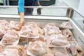 Giá gà đang rẻ khủng khiếp trái ngược hẳn với thịt lợn đắt đỏ Giá gà đang rẻ khủng khiếp trái ngược hẳn với thịt lợn đắt đỏ