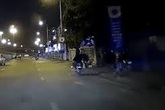 2 thanh niên đi xe máy giật phăng ổ bánh mỳ của người bán hàng ven đường gây phẫn nộ 2 thanh niên đi xe máy giật phăng ổ bánh mỳ của người bán hàng ven đường gây phẫn nộ