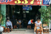 Nhiều quán ở TP.HCM nhận khách dù vẫn cách ly xã hội Nhiều quán ở TP.HCM nhận khách dù vẫn cách ly xã hội