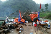 Giông lốc, mưa đá cuốn bay 11 lều bạt phòng chống COVID-19 Giông lốc, mưa đá cuốn bay 11 lều bạt phòng chống COVID-19