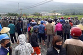 Hà Tĩnh: Hàng trăm người dân bao vây SVĐ xã phản đối san lấp bằng tro xỉ Hà Tĩnh: Hàng trăm người dân bao vây SVĐ xã phản đối san lấp bằng tro xỉ