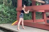Hương Tràm bị chỉ trích vì mặc váy siêu ngắn, áo hở vai đi chùa Hương Tràm bị chỉ trích vì mặc váy siêu ngắn, áo hở vai đi chùa