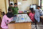 Cô gái trẻ bế cả con 5 tháng tuổi vào khách sạn để thỏa đam mê Cô gái trẻ bế cả con 5 tháng tuổi vào khách sạn để thỏa đam mê
