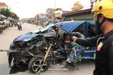 Ô tô con tông lật xe 3 bánh chở sắt, nhiều người bị thương nặng, hiện trường vụ tai nạn khiến nhiều người ám ảnh Ô tô con tông lật xe 3 bánh chở sắt, nhiều người bị thương nặng, hiện trường vụ tai nạn khiến nhiều người ám ảnh