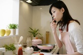 Stress vì những ngày cách ly xã hội, vợ suốt ngày cho chồng ăn sáng với mì tôm, trưa tối thịt luộc, trứng chiên Stress vì những ngày cách ly xã hội, vợ suốt ngày cho chồng ăn sáng với mì tôm, trưa tối thịt luộc, trứng chiên