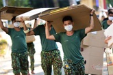 Phút nhẫn nại của anh bộ đội trước hành xử nóng nảy của người cách ly Phút nhẫn nại của anh bộ đội trước hành xử nóng nảy của người cách ly