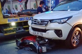 Mẹ con giáo viên bị ôtô tông, kéo lê trên đường Mẹ con giáo viên bị ôtô tông, kéo lê trên đường