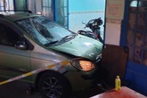 Ô tô "điên" lùa 3 xe máy rồi lao vào nhà dân, 4 người bị thương Ô tô "điên" lùa 3 xe máy rồi lao vào nhà dân, 4 người bị thương