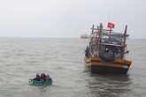 Hà Tĩnh: Nhiều thuyền viên được cứu sống trong đêm do lốc đánh chìm thuyền Hà Tĩnh: Nhiều thuyền viên được cứu sống trong đêm do lốc đánh chìm thuyền