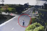 Bé trai đang đạp xe sang đường bất ngờ bị xe bán tải lao nhanh đâm kinh hoàng, kéo lê 15m rồi rơi thẳng xuống sông Bé trai đang đạp xe sang đường bất ngờ bị xe bán tải lao nhanh đâm kinh hoàng, kéo lê 15m rồi rơi thẳng xuống sông