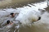 Rủ nhau ra đập nước tắm, 2 học sinh ở Hà Tĩnh đuối nước thương tâm Rủ nhau ra đập nước tắm, 2 học sinh ở Hà Tĩnh đuối nước thương tâm